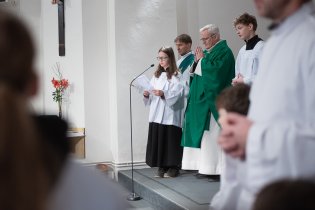 Verunka už je ve čtení přímluv naprosto profesionální