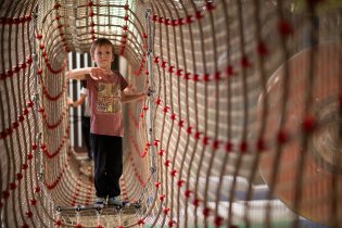 Tati, neboj, můžeš jít za mnou, tady je to bezpečné