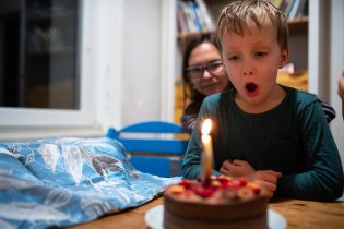 Kdopak má dnes narozeniny?