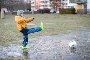 Vodní fotbal, hurá! (Jen škoda, že ty kopačky nejsou nepromokavé.)