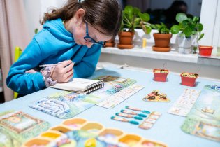 Verunka zvládá hrát Pergolu a ještě si u toho kreslit