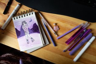 Dnes je laděna do fialové