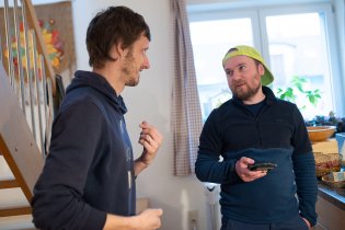 Tom měl za úkol vyřešit několik úkolů odrážějících běh života