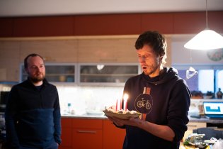 A byl za to odměněn přáníčkem a "dortem"