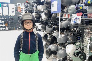 S Verunkou kupujeme přilbu a vyrážíme na lyže