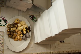 Zatím sedm z asi dvanácti druhů maminčina cukroví (a to nepočítám pět druhů makrobiotických)